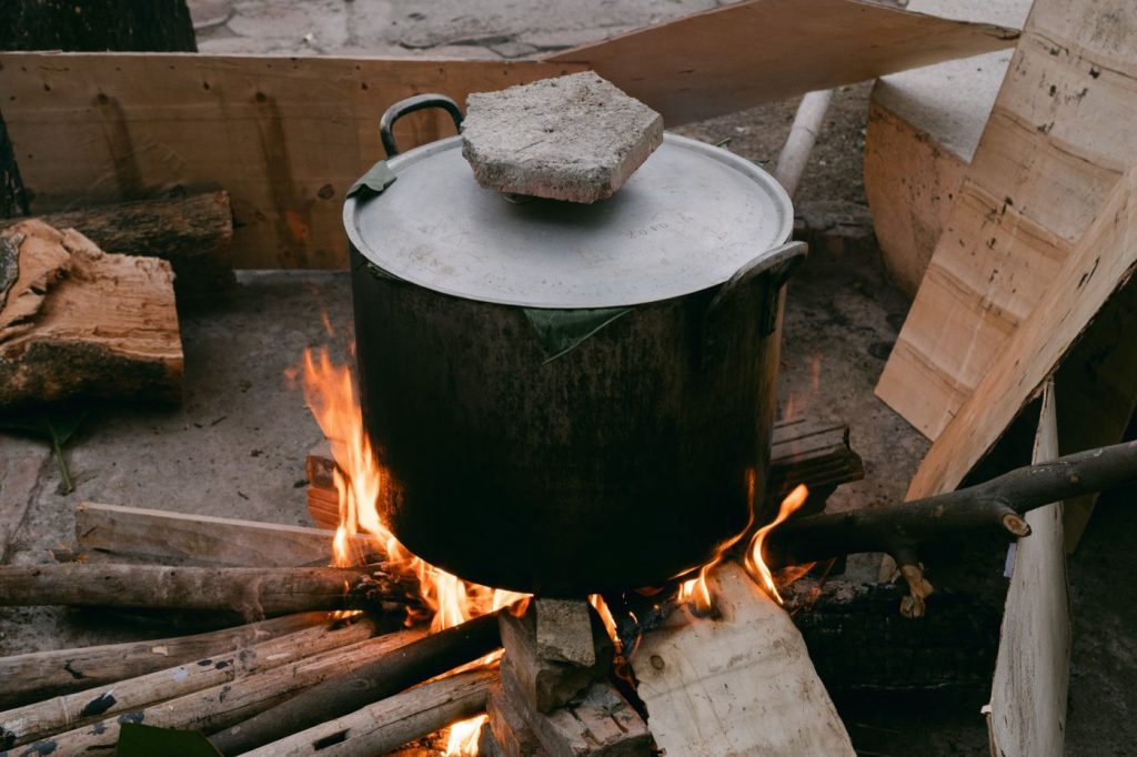 Cuisiner en itinérance avec produits locaux : recettes et astuces