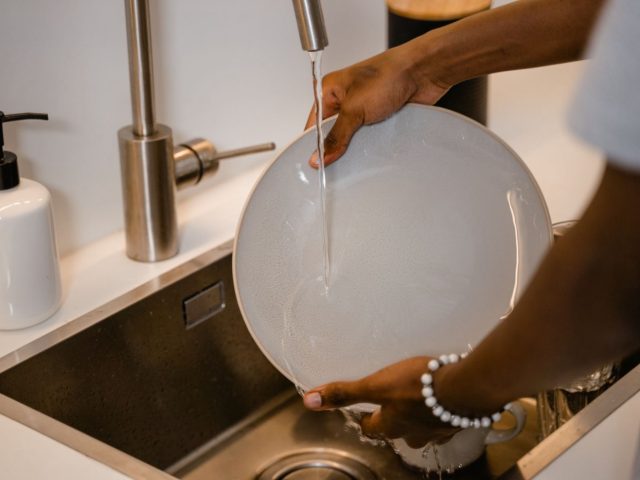 Réduire la consommation d’eau du lave-vaisselle en auberge